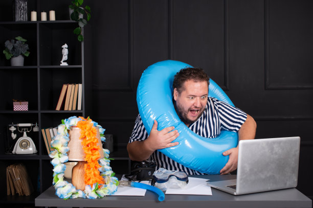 一个有趣的胖子梦想着去度假，并在网上预订了旅行。图片下载