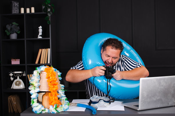 一个有趣的胖子梦想着去度假，并在网上预订了旅行。图片下载