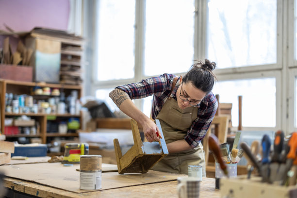 女木匠在她的车间工作图片下载