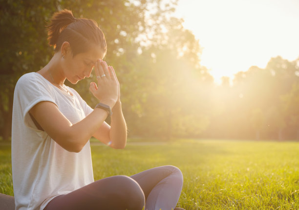 城市公园健康积极的生活方式理念图片下载