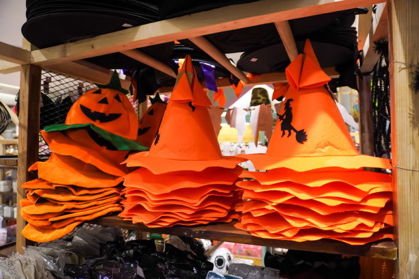 商店出售房屋装饰的万圣节，如杰克灯南瓜，蜘蛛网，怪物，僵尸，鬼魂，头骨骨头，骷髅和巫师巫师锥形帽。图片下载