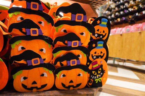 商店出售房屋装饰的万圣节，如杰克灯南瓜，蜘蛛网，怪物，僵尸，鬼魂，头骨骨头，骷髅和巫师巫师锥形帽。图片下载