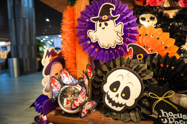 商店出售房屋装饰的万圣节，如杰克灯南瓜，蜘蛛网，怪物，僵尸，鬼魂，头骨骨头，骷髅和巫师巫师锥形帽。图片下载