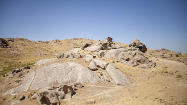 山上巨大的岩石图片下载