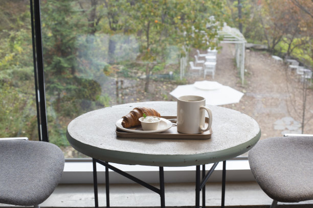 秋天咖啡和羊角面包的静物照片图片下载