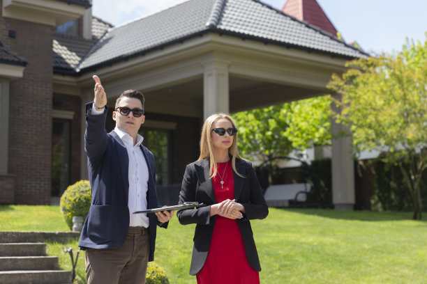 房地产经纪人展示物业管理公司的报价图片下载