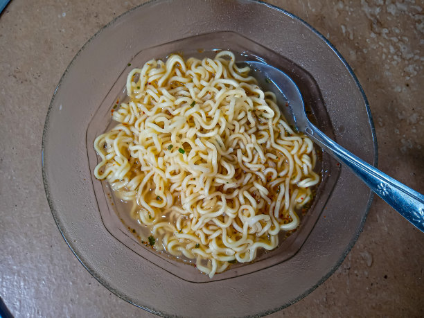 在玻璃碗里煮面条的俯视图照片图片下载