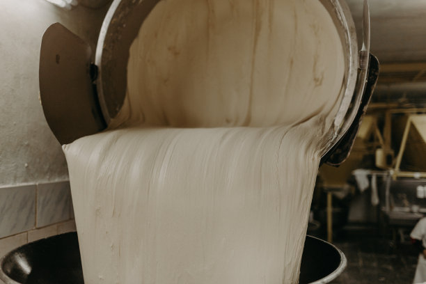 在烘培炉中揉制面包的机器图片下载