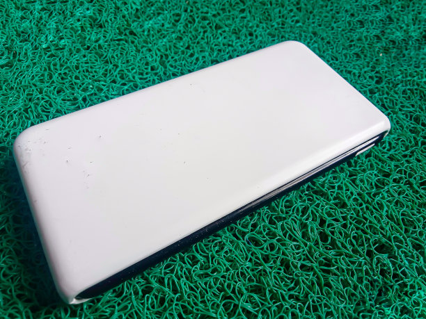 地毯上的充电宝特写照片图片下载