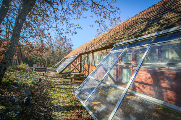 创新和可持续建筑的三角形建筑，斜屋顶，木立面和大三角形窗户的自然图片下载