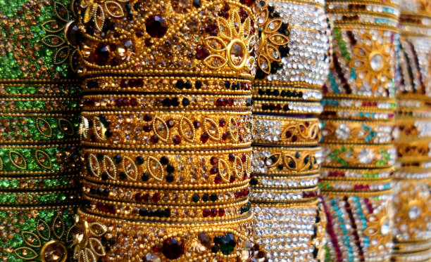 印度女性传统时尚配饰手镯在零售店里陈列图片下载