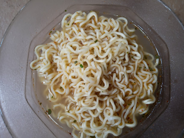 在碗里煮面条的俯视图照片图片下载