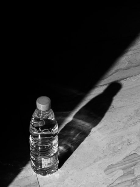 瓷砖地板上的黑白水瓶照片图片下载