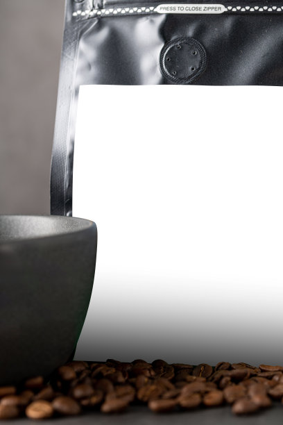 黑色咖啡箔包装袋和咖啡杯，石桌上有空白的白色标签图片下载