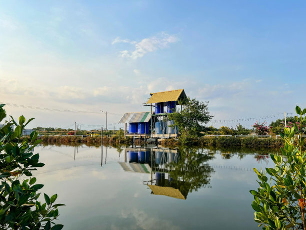 一张照片上的房子坐落在湖边，倒影在水面上。图片下载