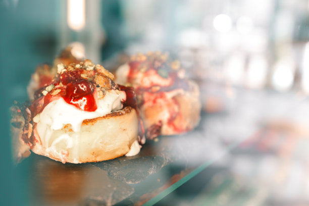 咖啡馆里展示的新鲜出炉的肉桂图片下载