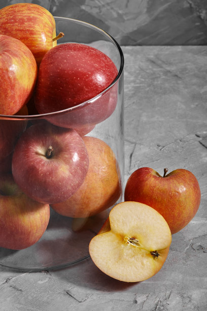 红苹果在桌子上。顶部视图与复制空间在灰色的石头背景。图片下载