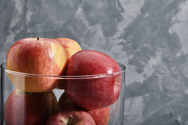 红苹果在桌子上。顶部视图与复制空间在灰色的石头背景。图片下载