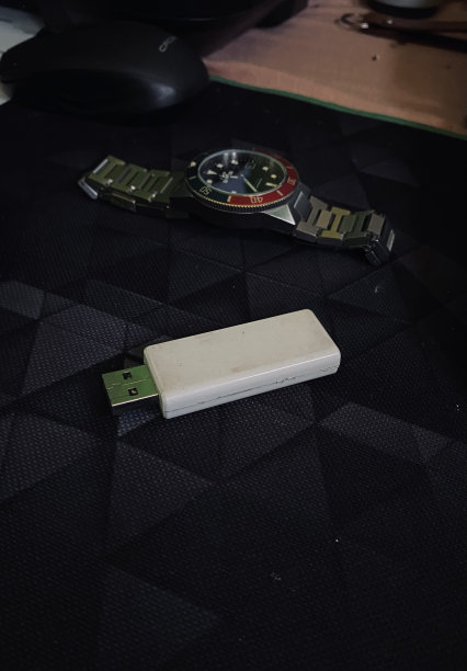 给办公桌上的闪存盘拍张照片图片下载