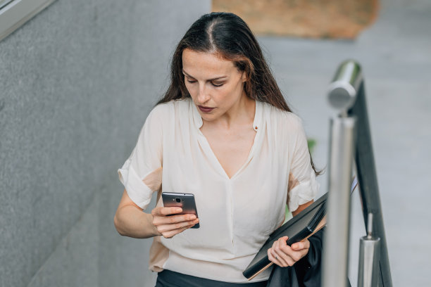 拿着手机的女商人上楼去了图片下载