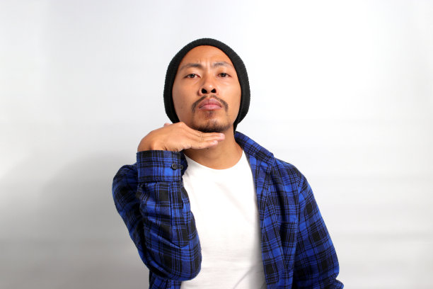 一名亚洲男子正在做一个意大利手势图片下载