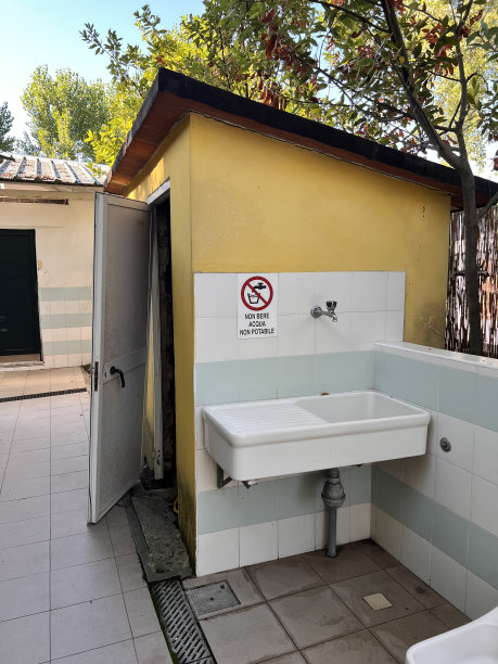 意大利露营地的浴室水槽和淋浴图片下载