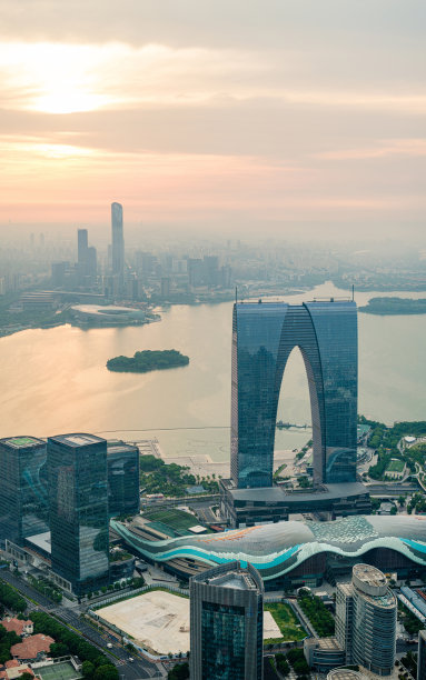 清晨城市地标的航拍照片图片下载