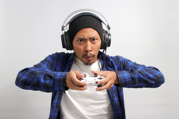 愤怒的亚洲玩家正在用手柄玩电子游戏图片下载