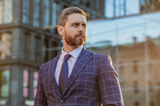 企业企业家穿着夹克走在街上。企业家打领带的照片。图片下载