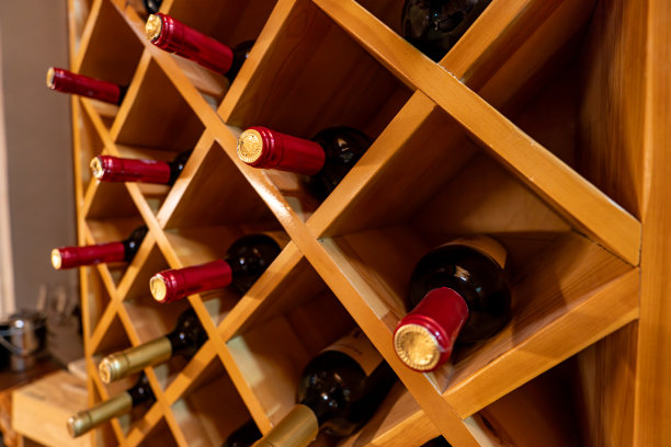 葡萄酒商店里的酒瓶。餐厅的架子上有很多瓶酒。图片下载