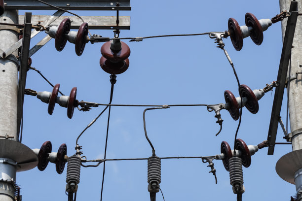 白天，电线、变压器和电线杆在蓝天背景下的照片。发展理念，工业，能源，城市。图片下载