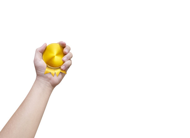 捧着白底金牌，胜利者和成功者的概念图片下载