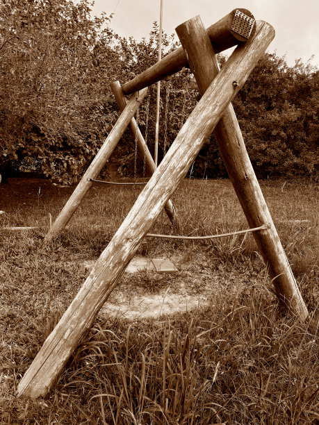 废弃的广场上有儿童秋千图片下载