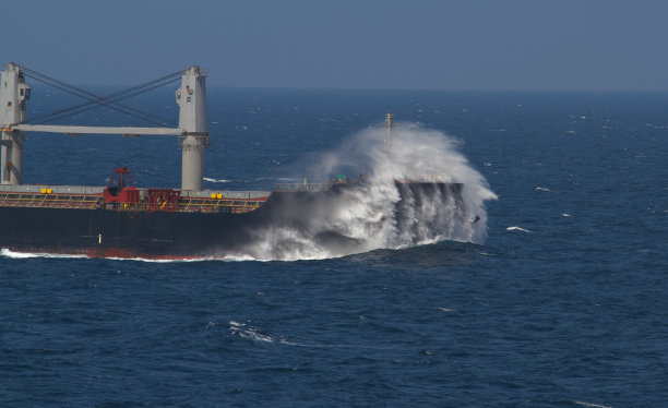 冲击船头的海浪图片下载