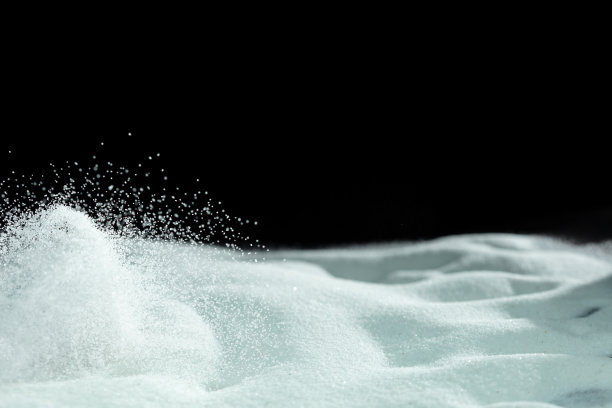 万白沙爆炸，照片形象落下阵雨雪，大雪暴雨飞。冻结拍摄黑色背景孤立叠加。微小的细盐沙作为粒子科学图片下载