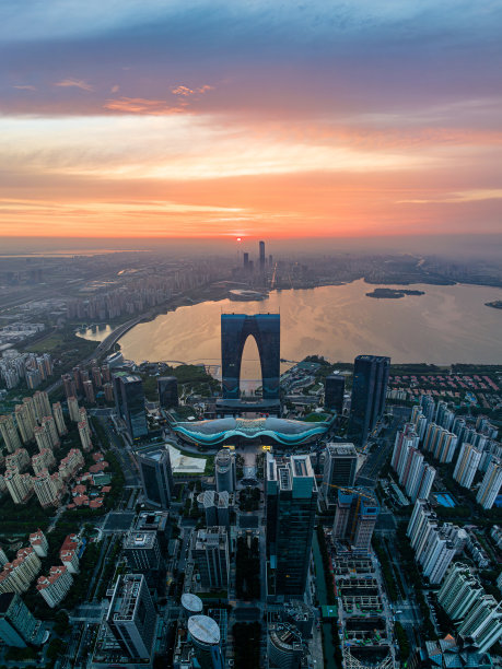 清晨城市地标的航拍照片图片下载