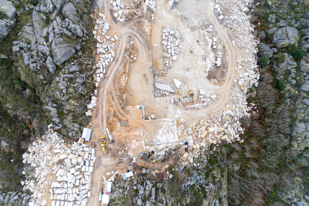 无人机拍摄的西班牙一个活跃的花岗岩采石场图片下载