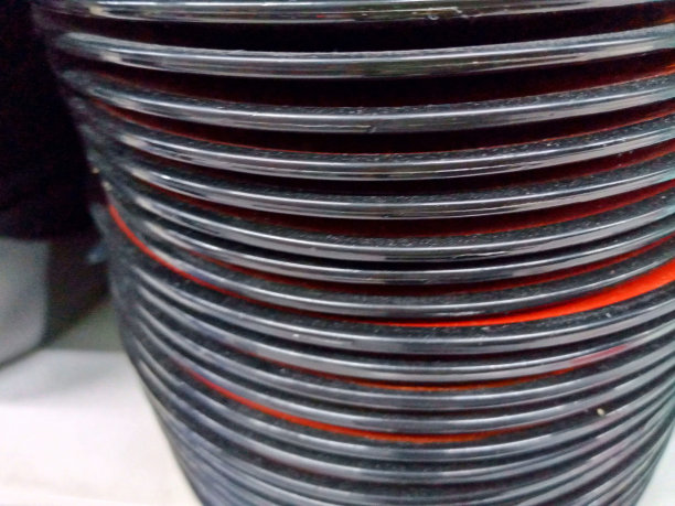 超市里成堆的碗、盘子和篮子图片下载