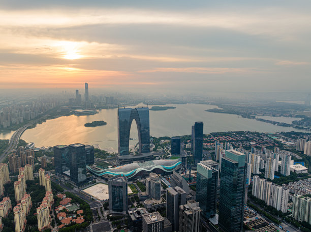 清晨城市地标的航拍照片图片下载