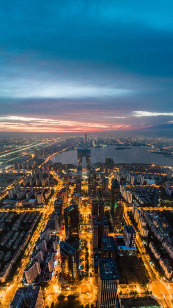 清晨城市地标的航拍照片图片下载