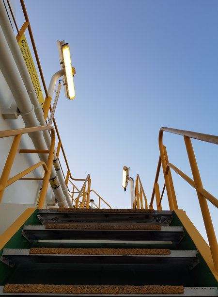 通往海上石油钻井平台直升机甲板的楼梯图片下载
