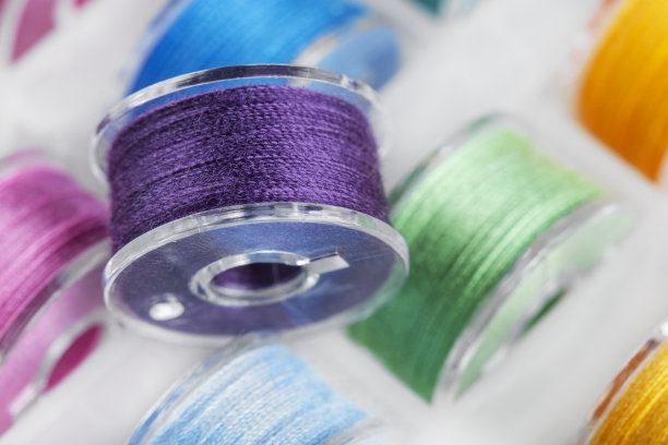 多色线缝纫机用的塑料线轴。图片下载