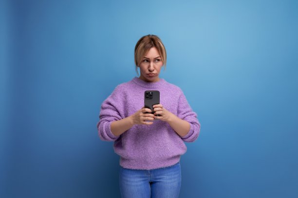 迷人的金发年轻的千禧一代女性在明亮的背景与复制空间在智能手机聊天图片下载