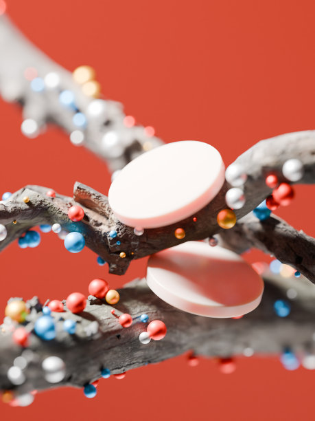 树枝上粉红色的讲台上散落着五颜六色的珠子，图片下载