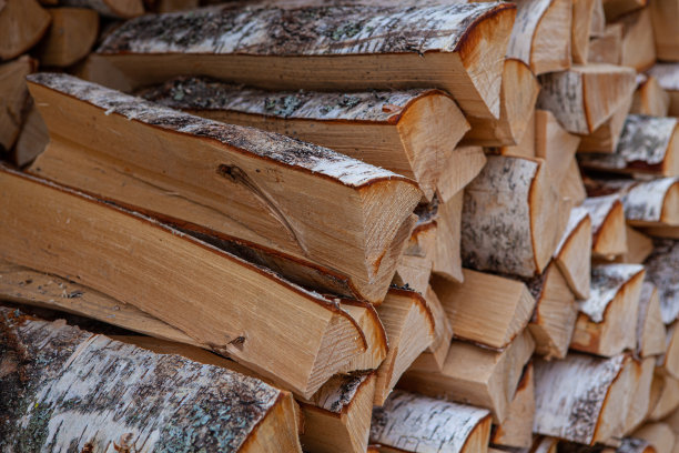 一堆桦木壁炉的照片。背景图片图片下载