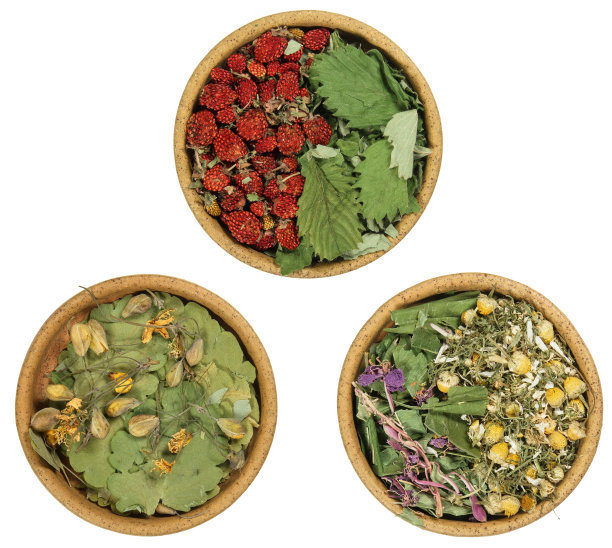 富含抗氧化剂、矿物质和维生素的干香草和浆果。碗里有草莓，白底白屈菜，洋甘菊，火杂草。俯视图，平铺。替代医学图片下载