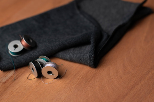 木桌上的金属色线轴图片下载