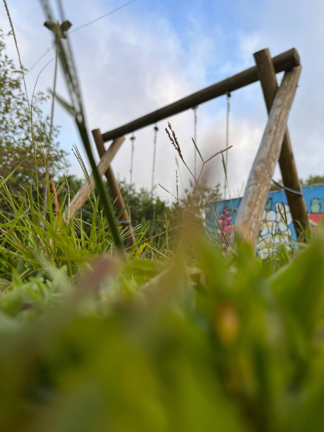 废弃的广场上有儿童秋千图片下载