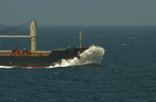 冲击船头的海浪图片下载