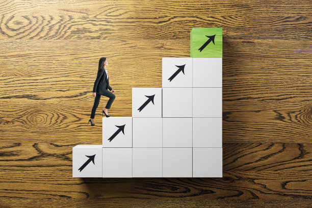 女商人攀爬木质背景上有向上箭头的白色梯子。职业成长与成功理念。图片下载